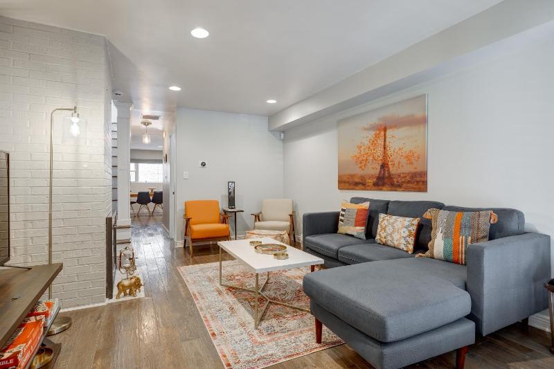 Charming & Bright Multilevel Townhome with Parking - image 14