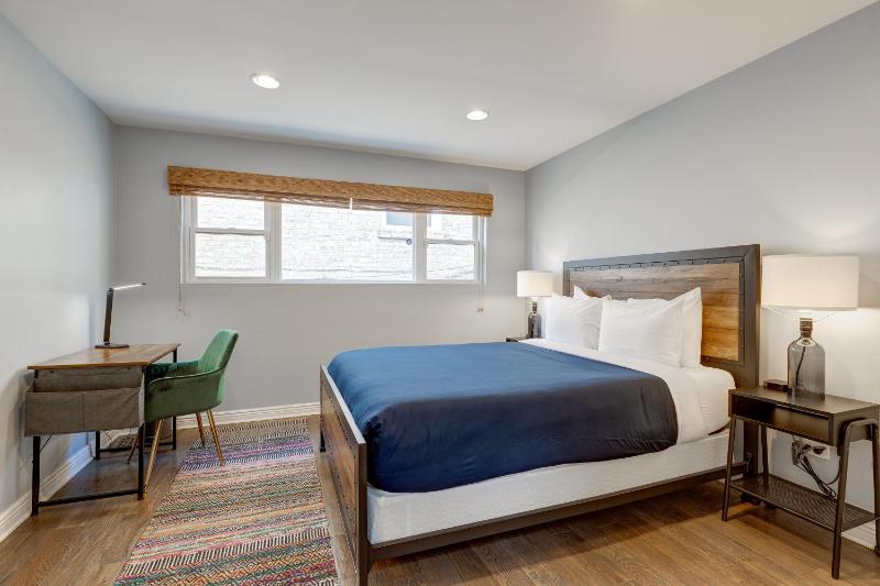 Charming & Bright Multilevel Townhome with Parking - image 11