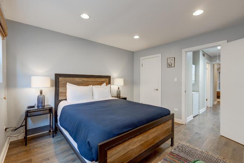 Charming & Bright Multilevel Townhome with Parking - image 8