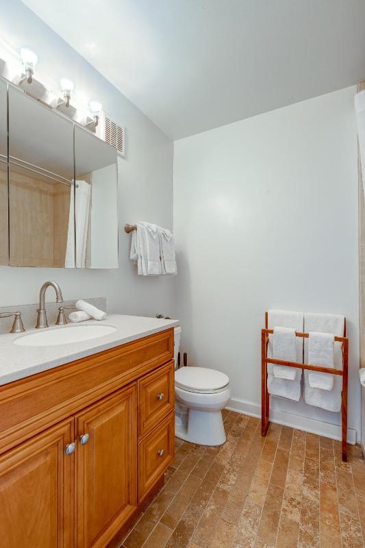Charming & Bright Multilevel Townhome with Parking - image 4