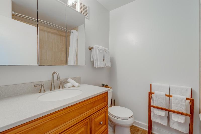 Charming & Bright Multilevel Townhome with Parking - image 16