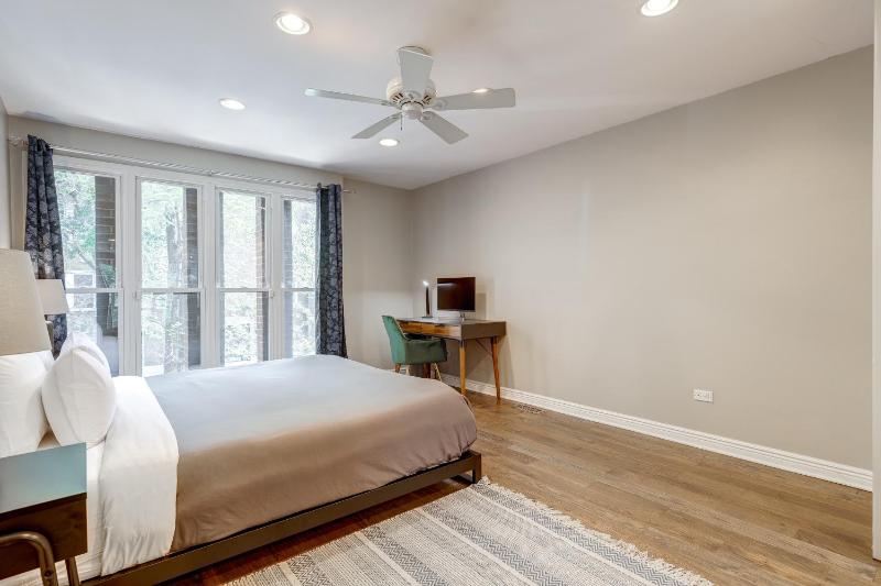 Charming & Bright Multilevel Townhome with Parking - image 10