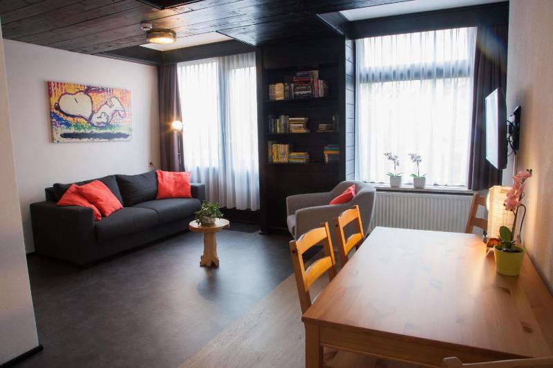 Family Room image 3