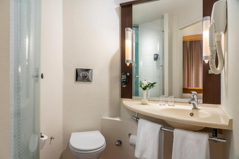 Standard Double Room image 3