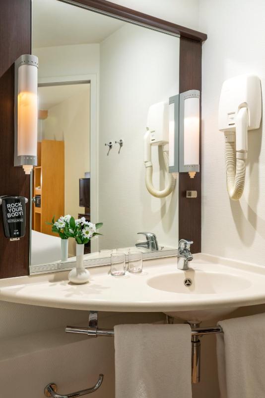 Standard Double Room image 2