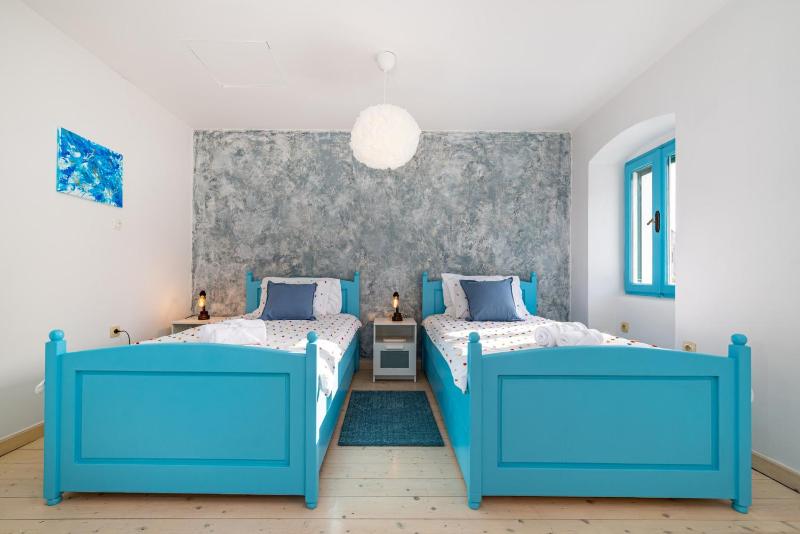 Hidden Gem holiday home with pool - image 15