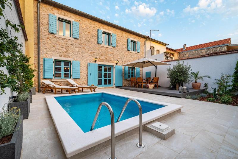Hidden Gem holiday home with pool - image 19