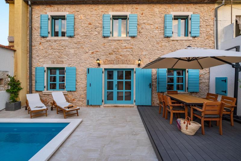 Hidden Gem holiday home with pool - image 13