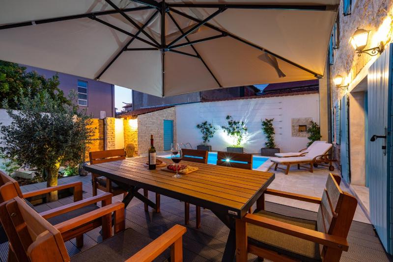 Hidden Gem holiday home with pool - image 16
