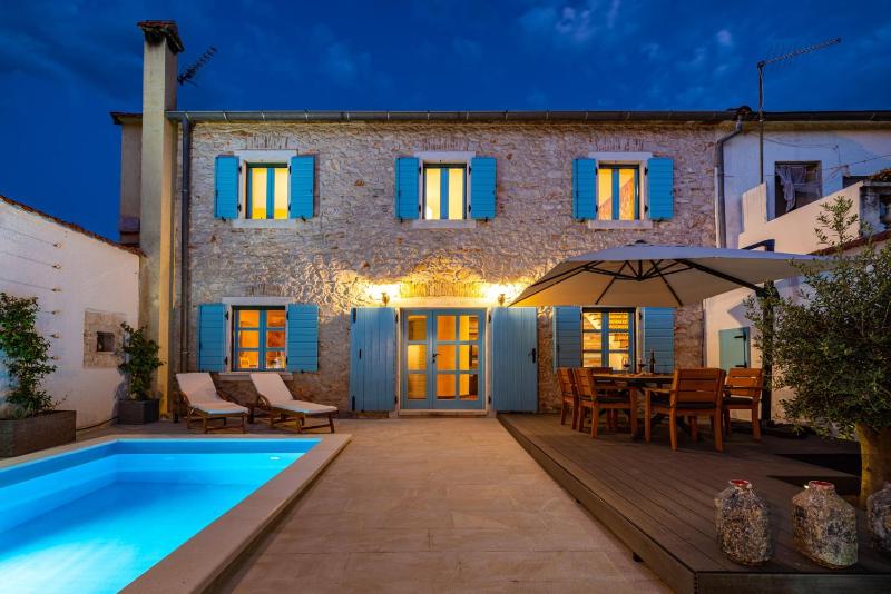 Hidden Gem holiday home with pool - image 11