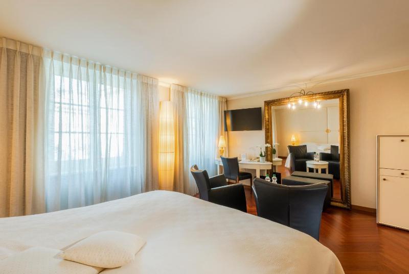 Double Room with City View image 4