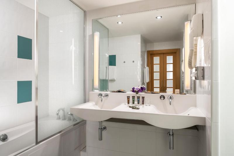 Superior Suite with 1 queensize bed and sofa image 3