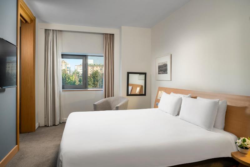 Superior Suite with 1 queensize bed and sofa image 4