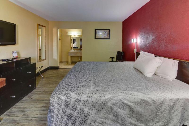 Econo Lodge Virginia Beach Town Center - image 40