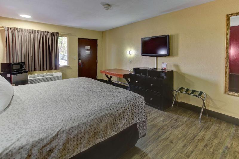 Econo Lodge Virginia Beach Town Center - image 35