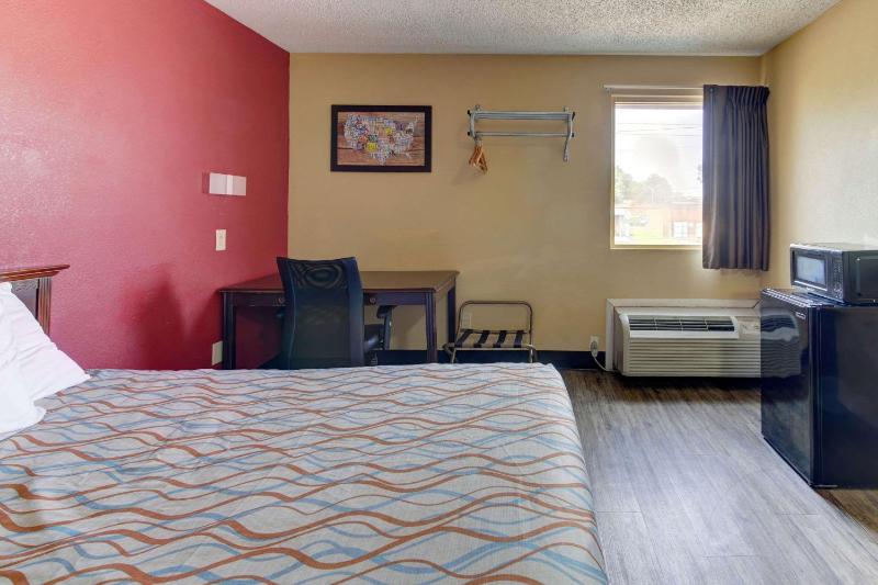 Econo Lodge Virginia Beach Town Center - image 11