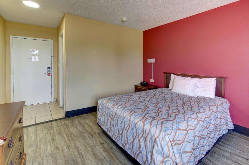 Econo Lodge Virginia Beach Town Center - image 32
