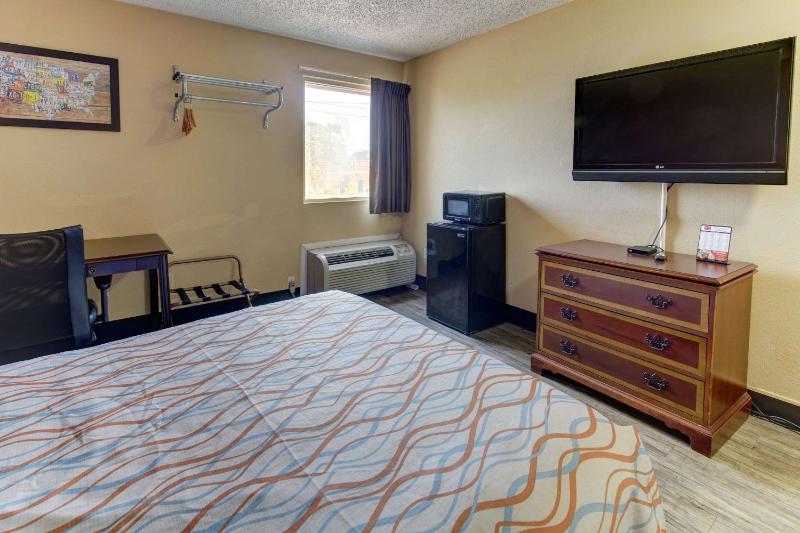 Econo Lodge Virginia Beach Town Center - image 10