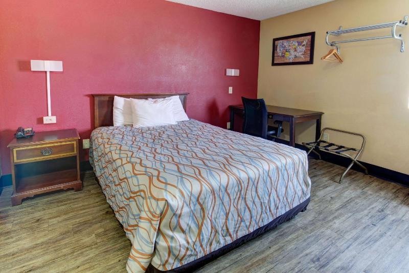 Econo Lodge Virginia Beach Town Center - image 30