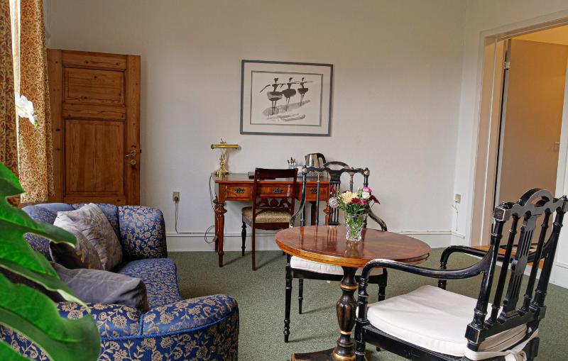 Large Double Room image 3