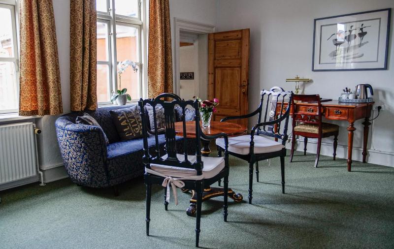 Large Double Room image 4