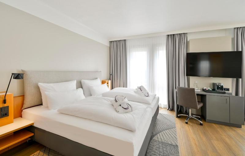 Standard Twin Room image 3
