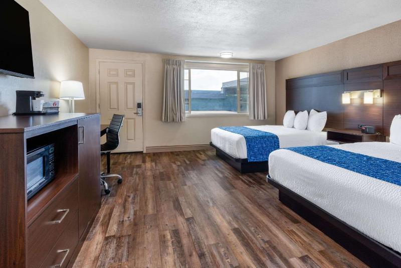 Deluxe Queen Room with Two Queen Beds image 3