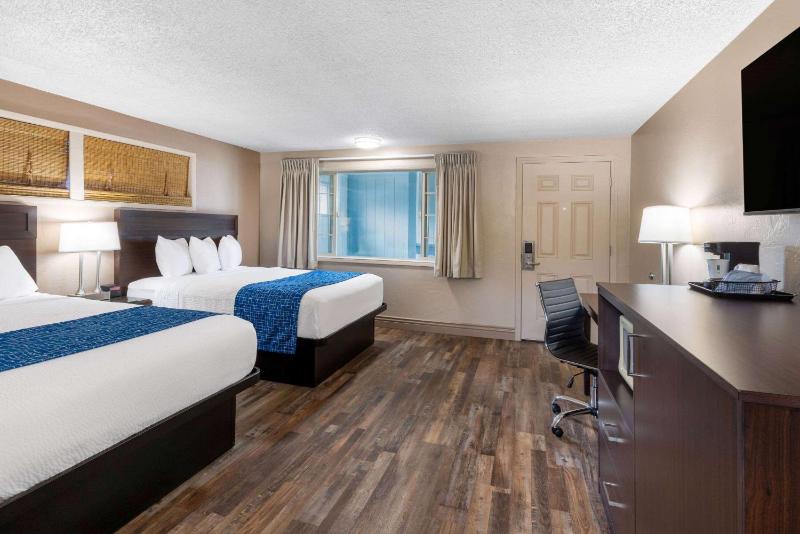 Deluxe Queen Room with Two Queen Beds image 2