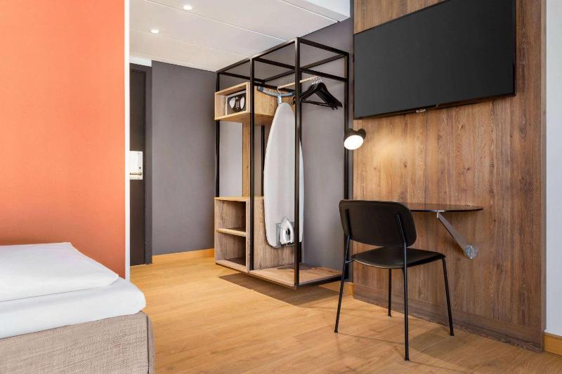 Single Room - Non-Smoking image 4