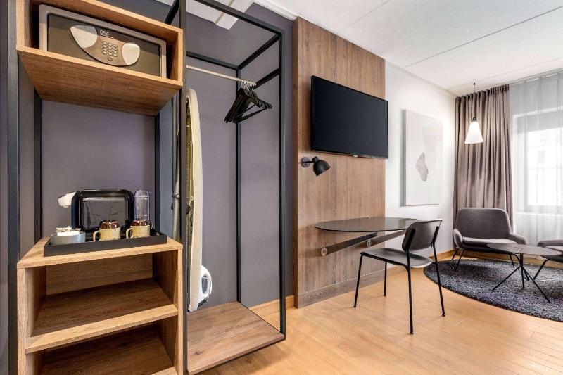 Superior Room with Two Twin Beds - Non-Smoking image 4