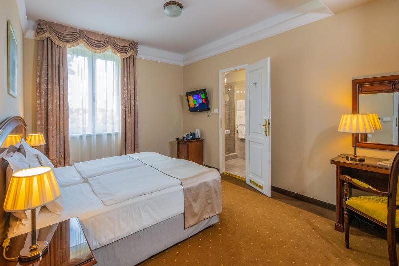 Standard Double Room - Manor House image 4