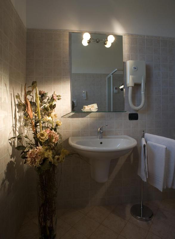 Double Room image 3