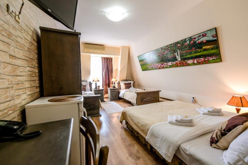Classic Quadruple Room image 2