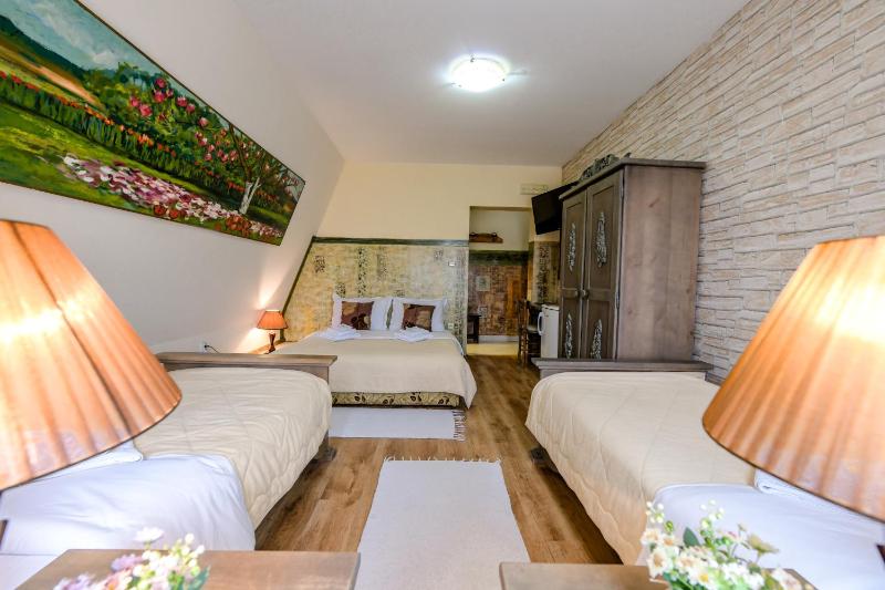 Classic Quadruple Room image 1