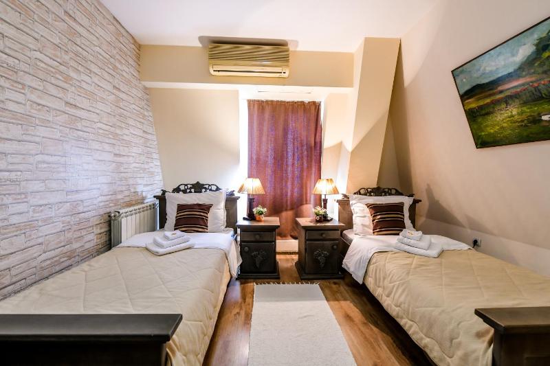 Classic Quadruple Room image 4