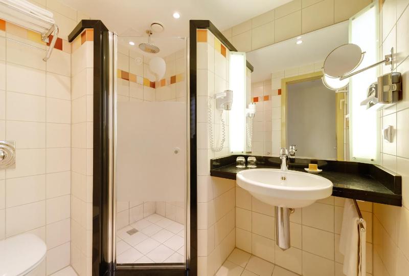 Standard Twin Room with Sofa image 3