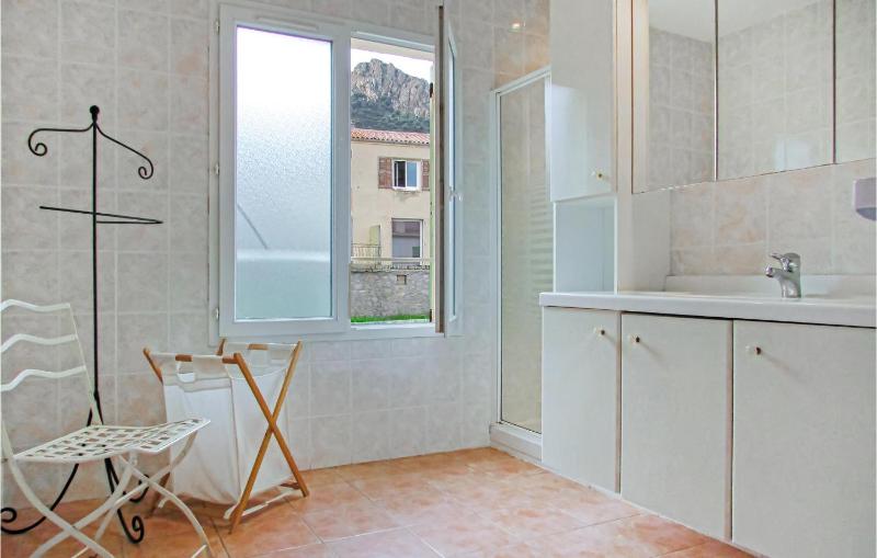 Three-Bedroom Holiday Home  image 4