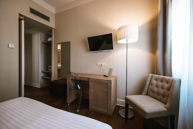 Classic Double or Twin Room image 3