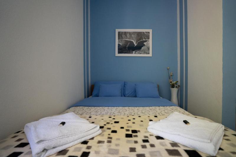 Family Room with Shared Bathroom image 3