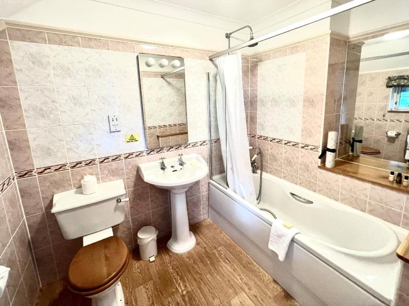 Standard Twin Room image 3