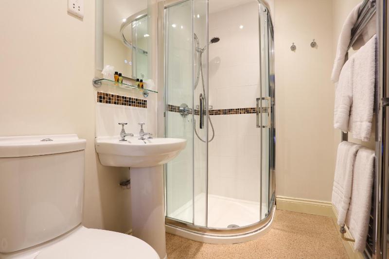 Twin Room with Private Bathroom image 3