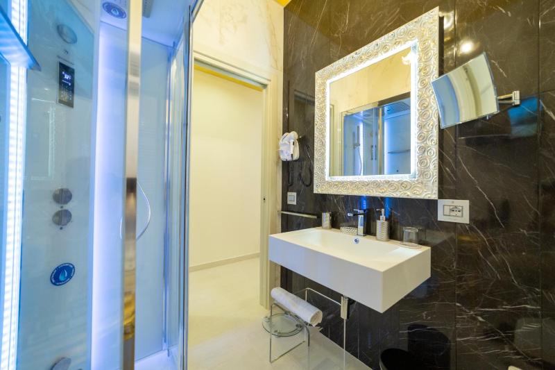 Leucosya Luxury Rooms - image 6