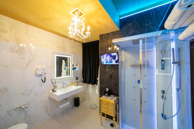 Leucosya Luxury Rooms - image 14