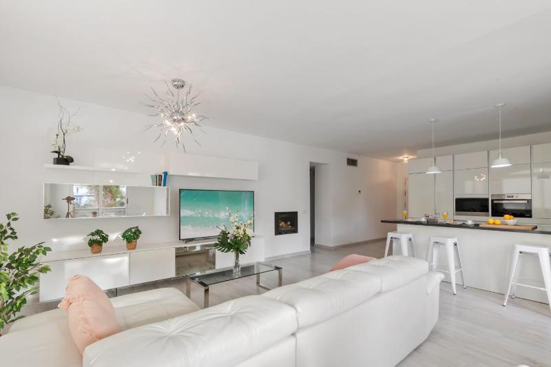 Amplio y luminoso apartamento en 1 línea playa - image 11