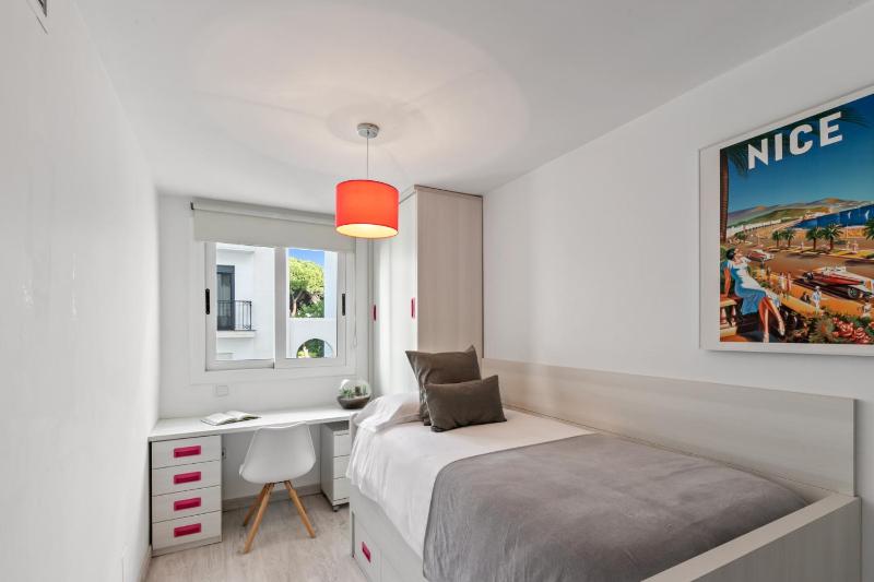 Amplio y luminoso apartamento en 1 línea playa - image 17