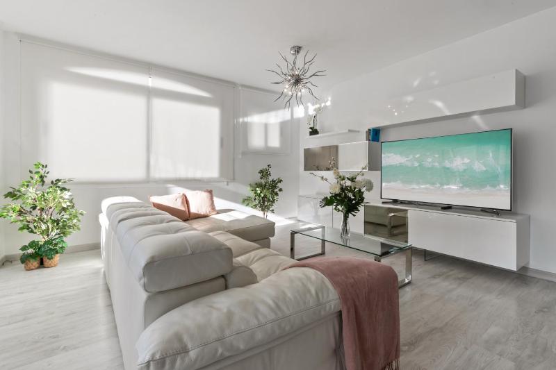 Amplio y luminoso apartamento en 1 línea playa - image 16