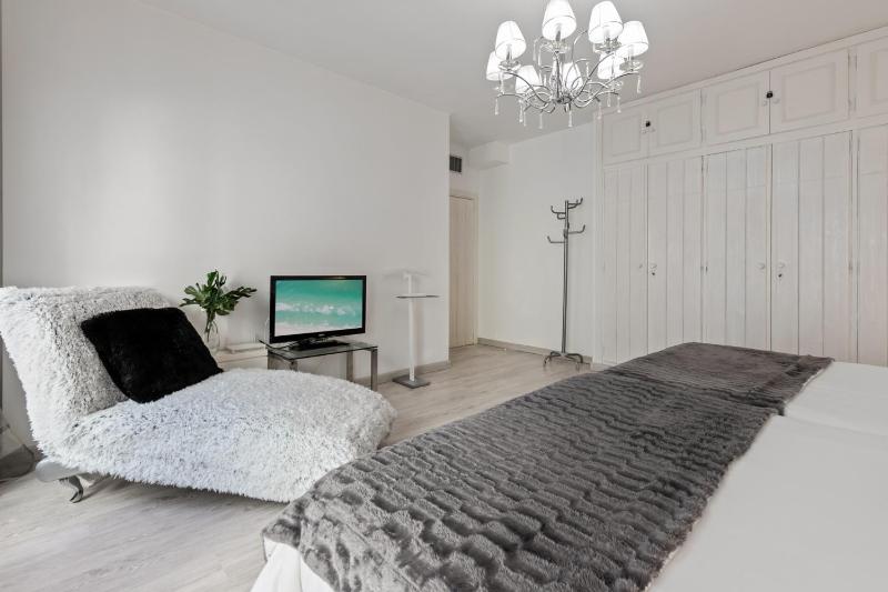 Amplio y luminoso apartamento en 1 línea playa - image 7