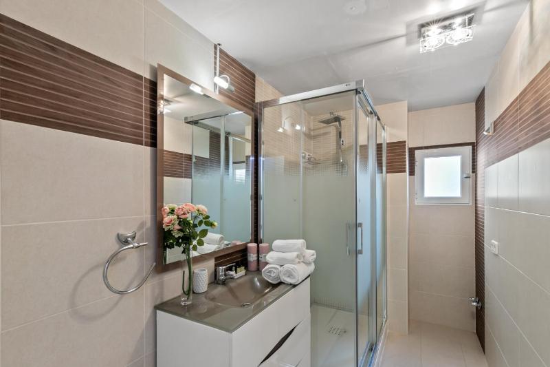 Amplio y luminoso apartamento en 1 línea playa - image 32