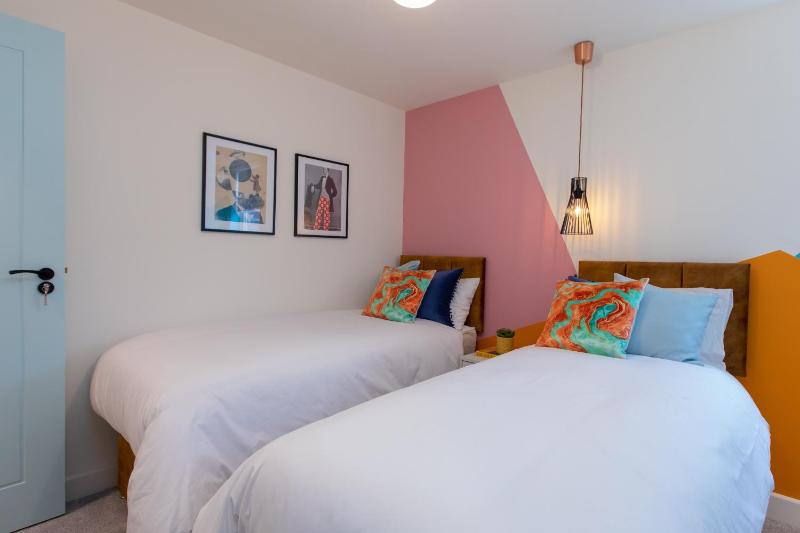 5 bed 5 bath house free parking patio garden - Esho Stays - image 15