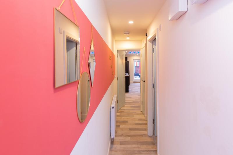 5 bed 5 bath house free parking patio garden - Esho Stays - image 6